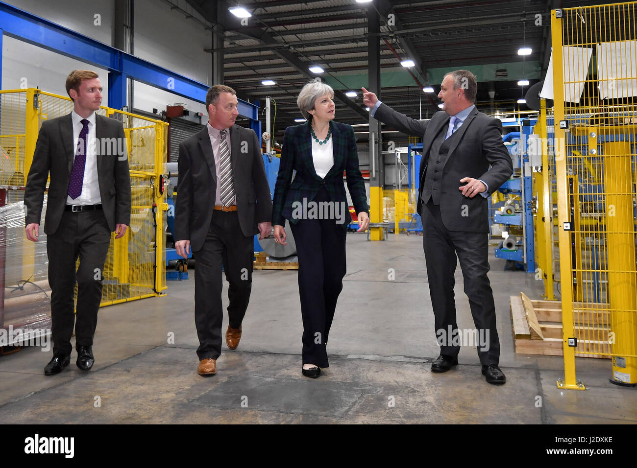 Premierminister Theresa May spricht mit Lee Rowley, konservative Kandidat für North East Derbyshire (links), Andrew McArthur, Engineering Manager (zweiter von links) und Anthony Carlysle, Managing Director (rechts) bei einem Besuch in IKO polymetrischen in Chesterfield, Vereinigtes Königreich, während auf Wahlkampftour Wahl. Stockfoto