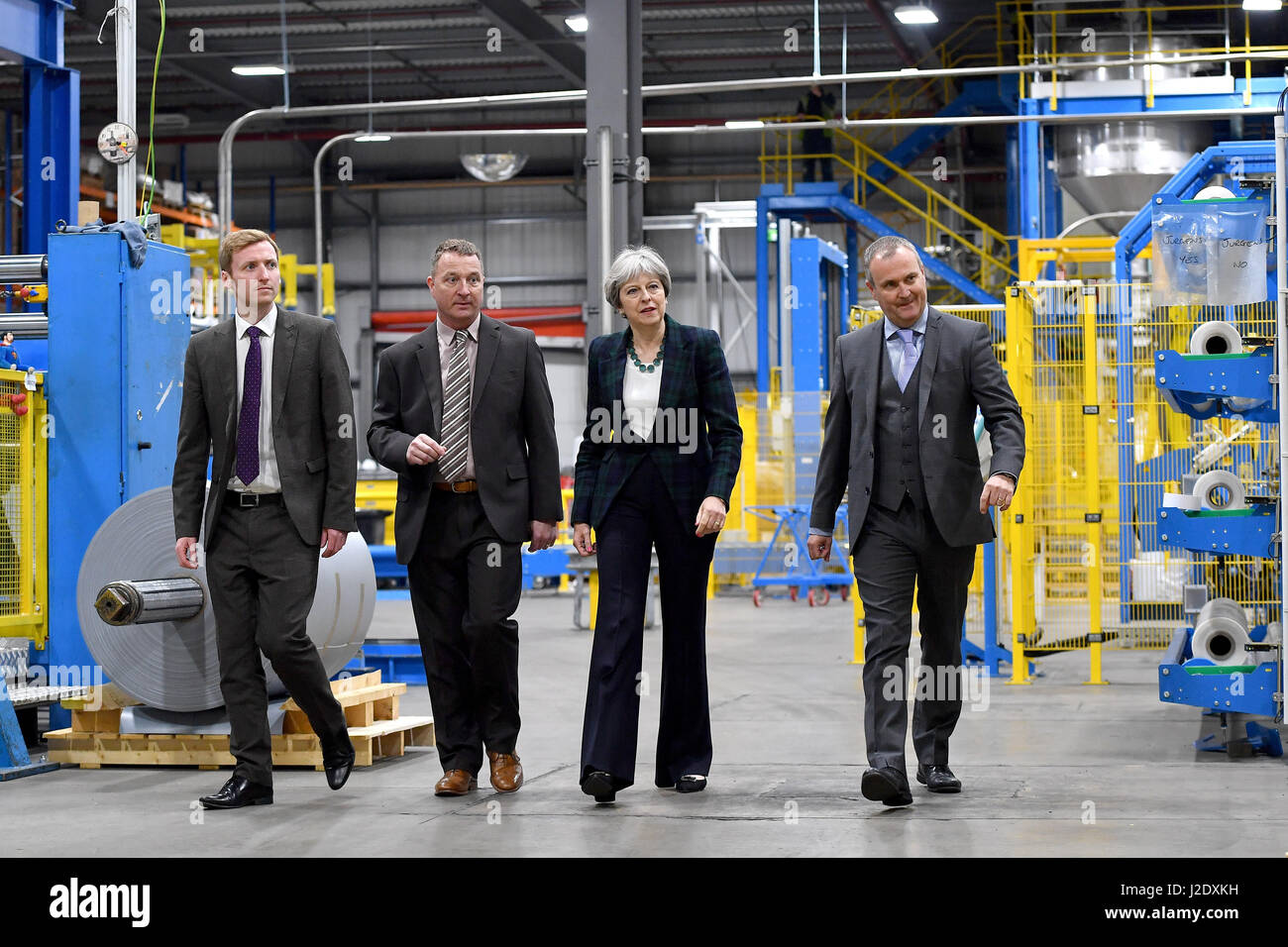 Premierminister Theresa May spricht mit Lee Rowley, konservative Kandidat für North East Derbyshire (links), Andrew McArthur, Engineering Manager (zweiter von links) und Anthony Carlysle, Managing Director (rechts) bei einem Besuch in IKO polymetrischen in Chesterfield, Vereinigtes Königreich, während auf Wahlkampftour Wahl. Stockfoto