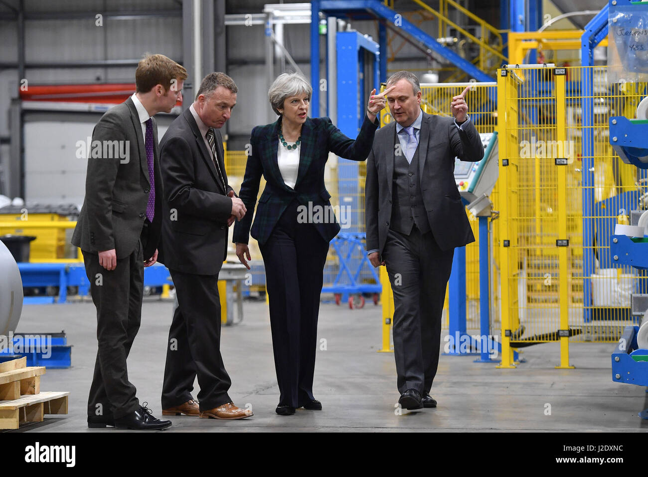 Premierminister Theresa May spricht mit Lee Rowley, konservative Kandidat für North East Derbyshire (links), Andrew McArthur, Engineering Manager (zweiter von links) und Anthony Carlysle, Managing Director (rechts) bei einem Besuch in IKO polymetrischen in Chesterfield, Vereinigtes Königreich, während auf Wahlkampftour Wahl. Stockfoto