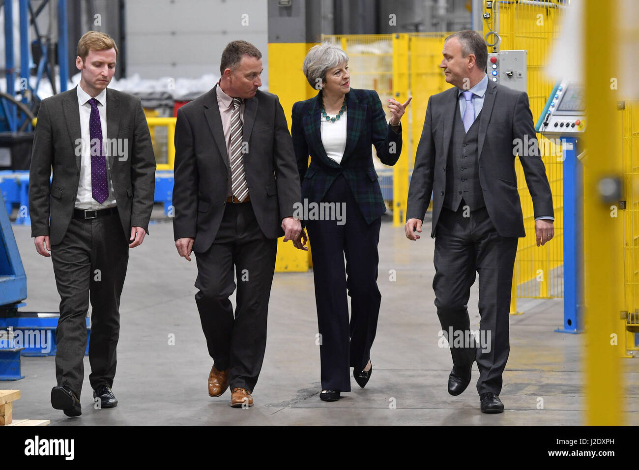 Premierminister Theresa May spricht mit Lee Rowley, konservative Kandidat für North East Derbyshire (links), Andrew McArthur, Engineering Manager (zweiter von links) und Anthony Carlysle, Managing Director (rechts) bei einem Besuch in IKO polymetrischen in Chesterfield, Vereinigtes Königreich, während auf Wahlkampftour Wahl. Stockfoto