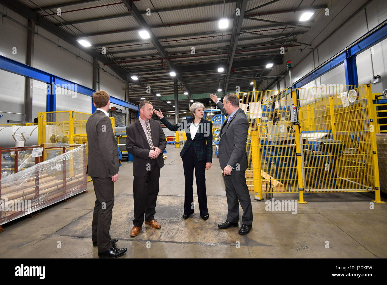 Premierminister Theresa May spricht mit Lee Rowley, konservative Kandidat für North East Derbyshire (links), Andrew McArthur, Engineering Manager (zweiter von links) und Anthony Carlysle, Managing Director (rechts) bei einem Besuch in IKO polymetrischen in Chesterfield, Vereinigtes Königreich, während auf Wahlkampftour Wahl. Stockfoto