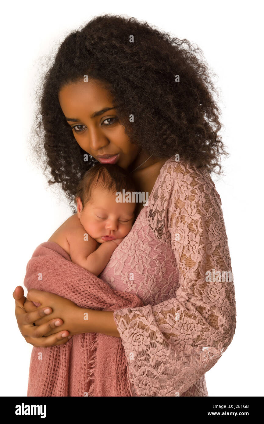 Schöne afrikanische Mutter im rosa Spitzenkleid hält ihr 1 Woche altes kleines baby Stockfoto