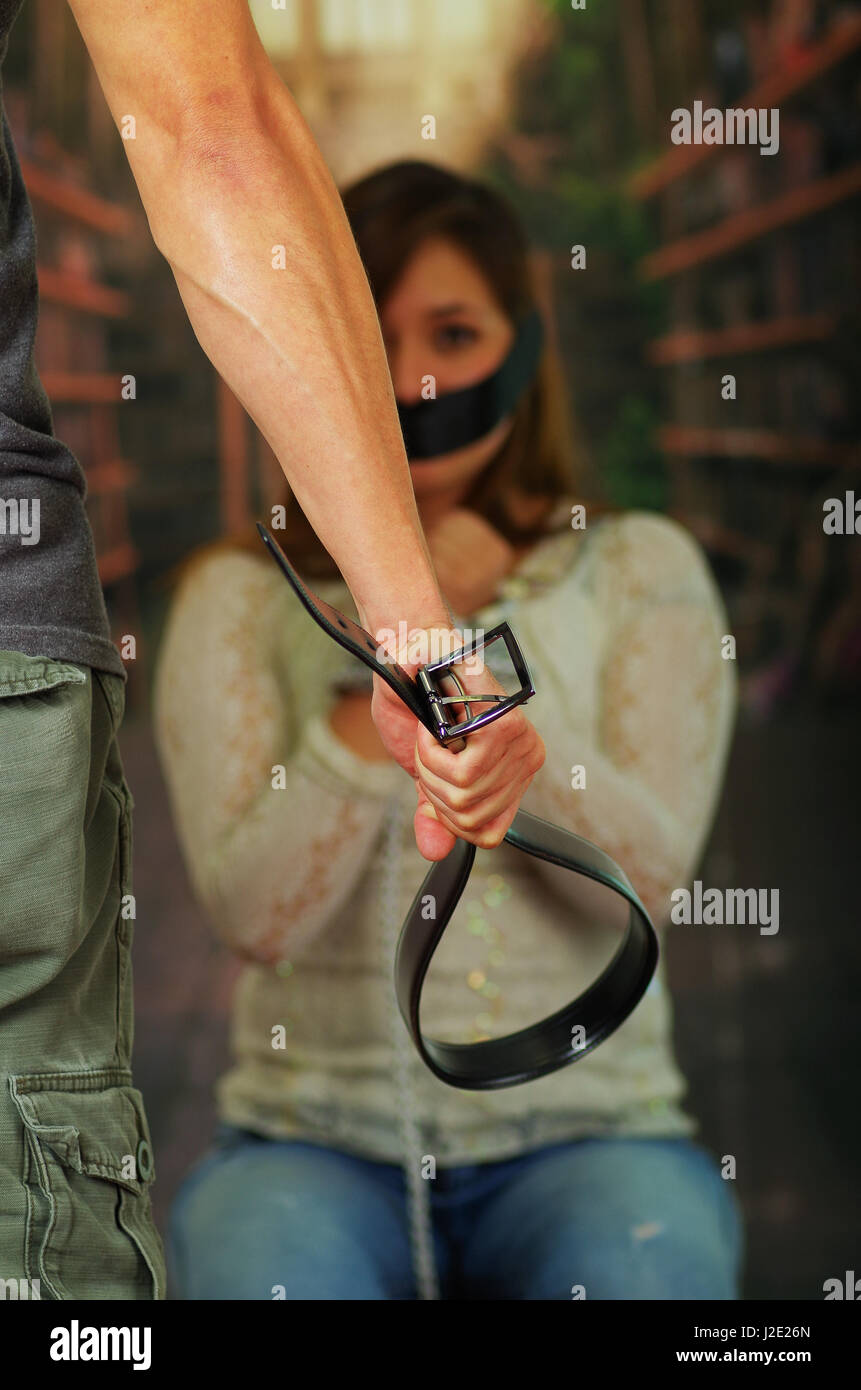 Mann mit Gürtel in Richtung gefesselt junge Frau im Hintergrund  Stockfotografie - Alamy