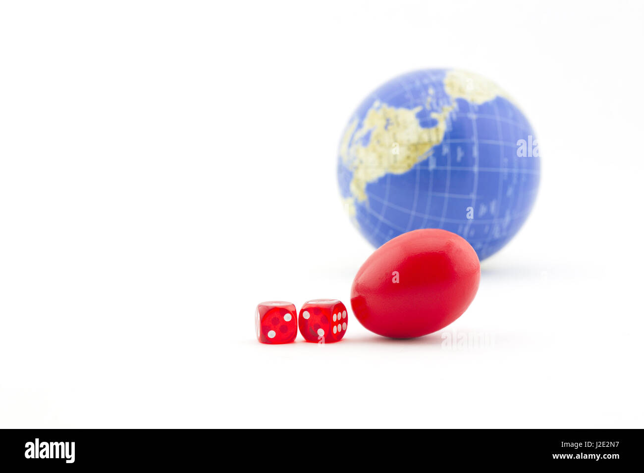 Würfel und rote Notgroschen mit globalen Hintergrund bedeuten finanzielle Gamble und Risiken in Unternehmen, Investitionen und persönliche Finanz-Entscheidungen. Stockfoto