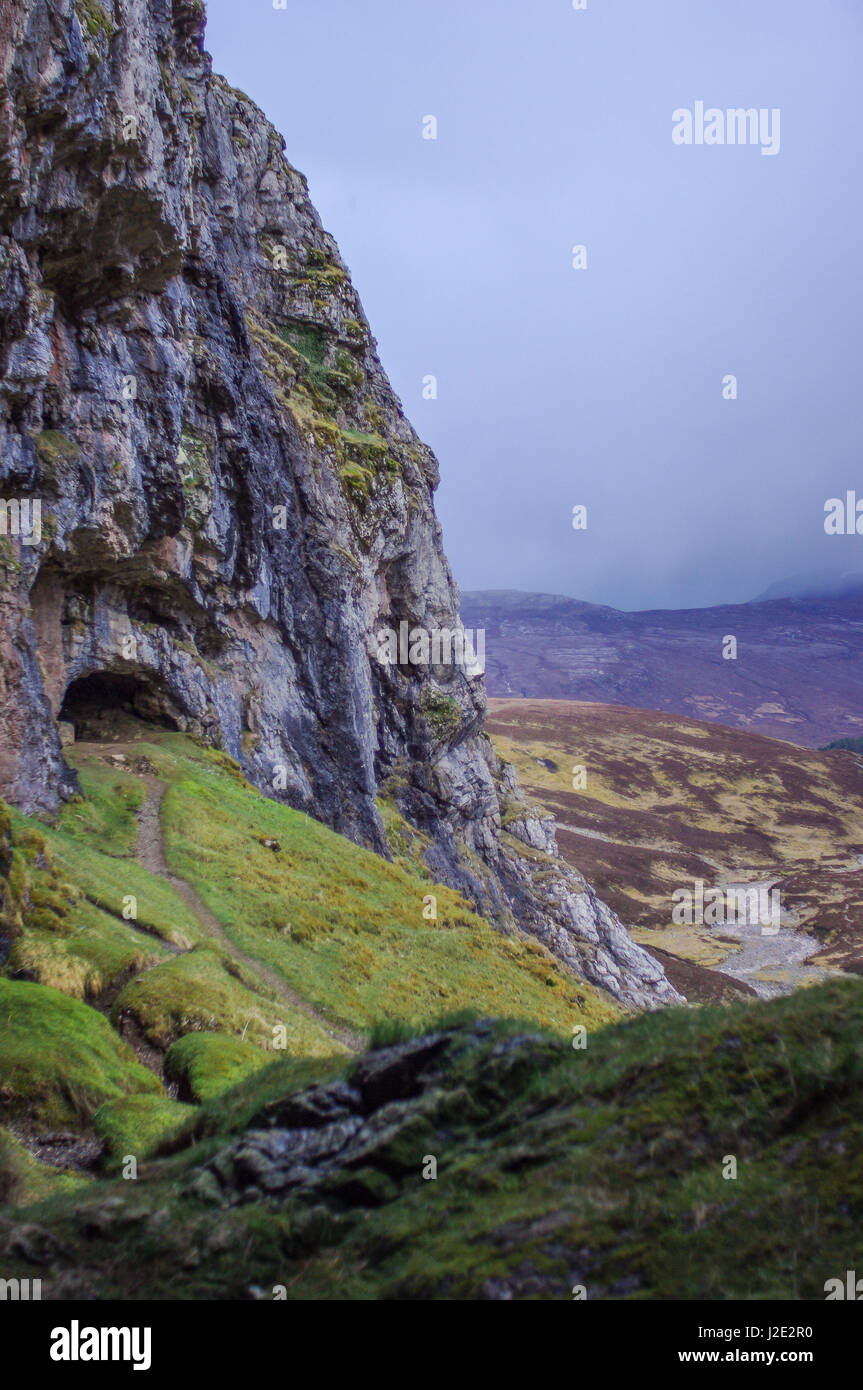 Wanderungen in Schottland erhalten Sie nicht mehr lohnend. Die Knochen Höhlen sind eine der besten Wanderungen in Sutherland, UK. Stockfoto
