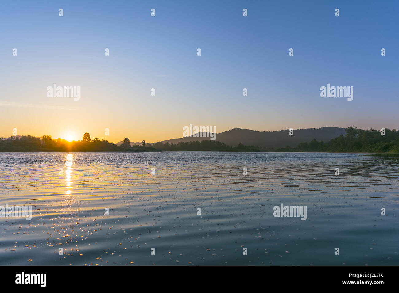 Flusslandschaft mit blauen Himmel und Sonnenaufgang im Sommer. Stockfoto