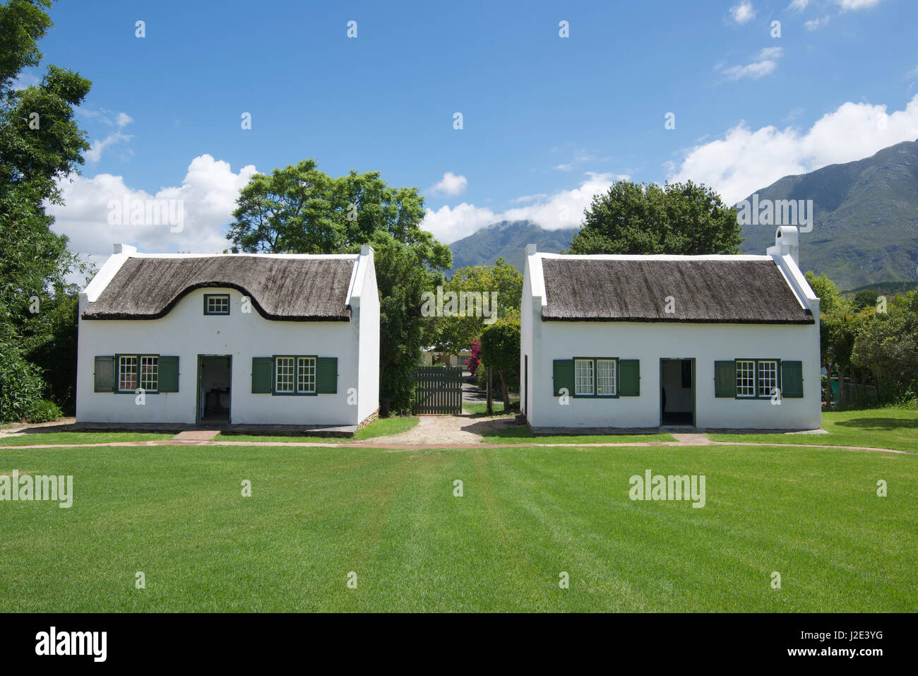 19. Jahrhundert zwei reetgedeckten Dach Ferienhäuser Drostdy Museumsgelände Swellendam Overberg Western Cape Südafrika Stockfoto