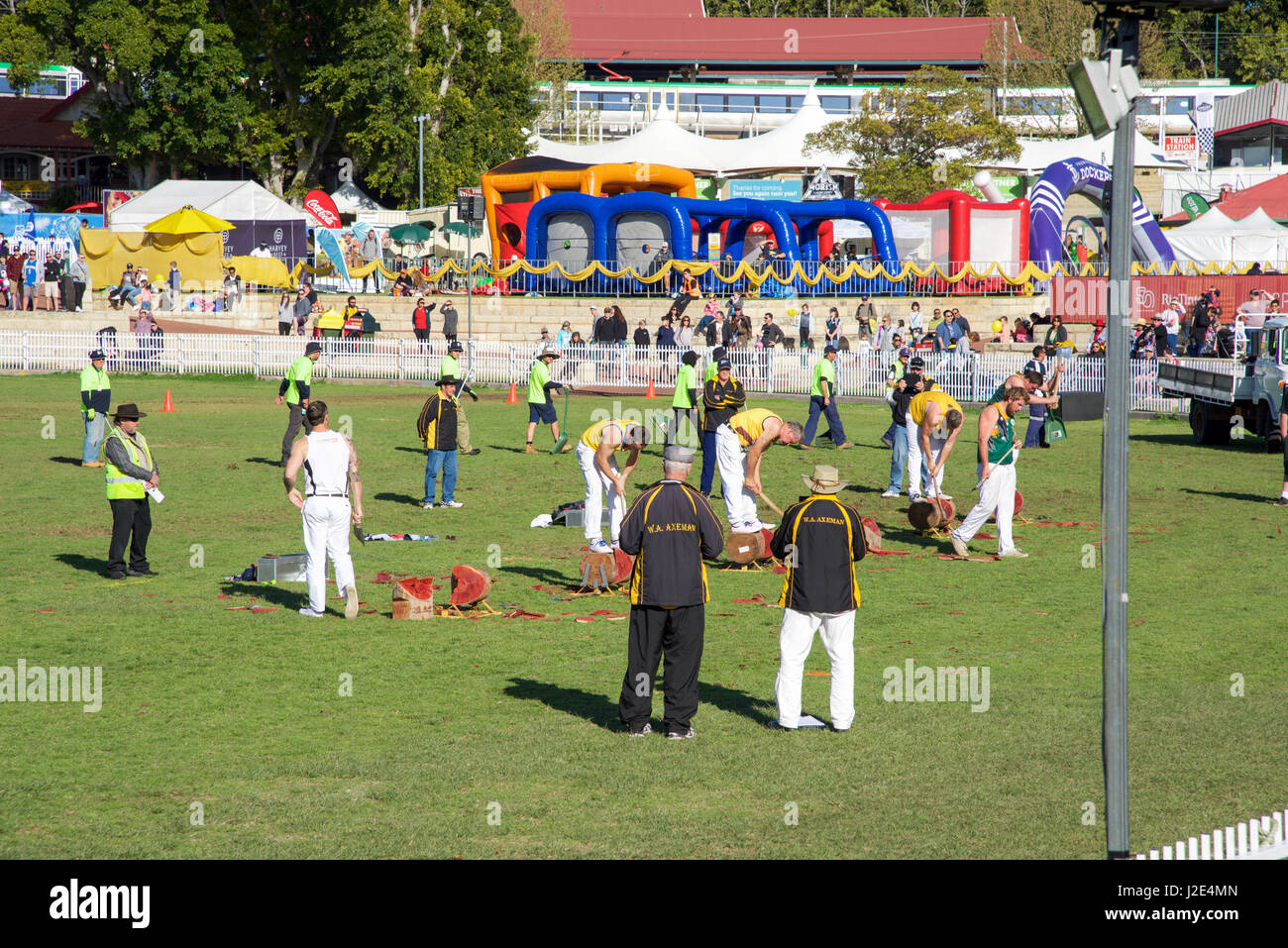 Claremont, WA, Australien-September 25, 2016:Group der muskulöse Männer im Woodchopping Wettbewerb der Perth Royal Show 2016 in Claremont, Western Australia Stockfoto Claremont, WA, Australien-September 25, 2016:Group der muskulöse Männer im Woodchopping Wettbewerb der Perth Royal Show 2016 in Claremont, Western Australia Stockfoto