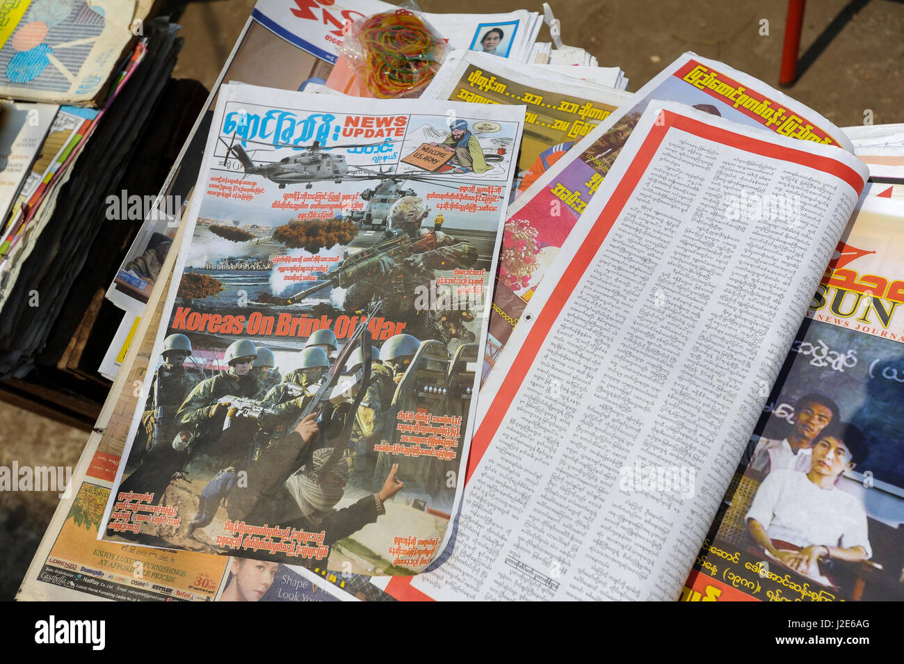 06.04.2014, Yangon, Republik der Union Myanmar, Asien - die Titelseite einer Zeitung berichtet über die Gefahr des Ausbruchs des Krieges in Korea. Stockfoto