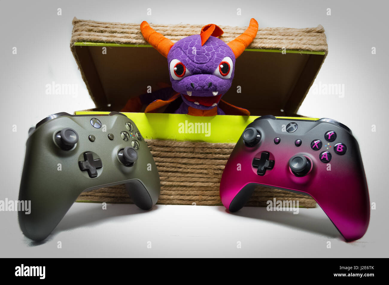 Schauen Sie, wer will Microsoft XBOX spielen! Dies ist ein Bild der XBOX-Controller mit einem Drachen Spielzeug in einem selbstgebauten Korb. Stockfoto