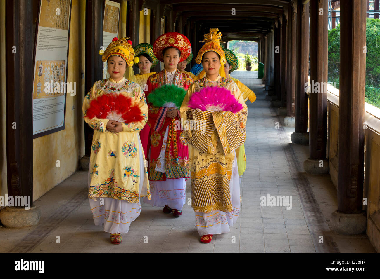 Vietnamesische Extras in traditionellen Gewändern zu Fuß durch den kaiserlichen Palast Hoang Thanh, Verbotene Stadt, Hue, Vietnam Stockfoto