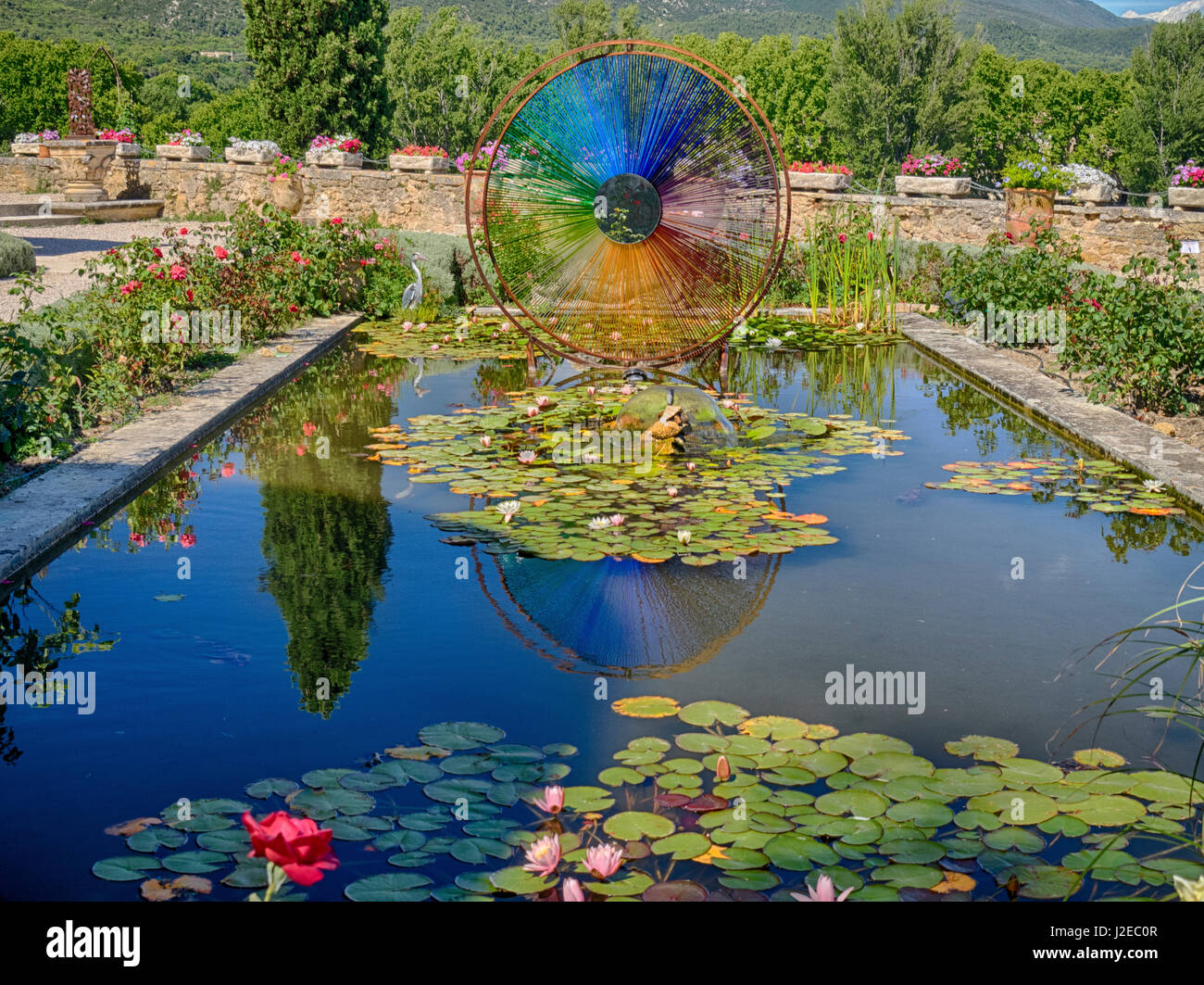 Frankreich, Provence, Lourmarin. Glaskunst im Teich des Schlosses Lourmarin. Stockfoto