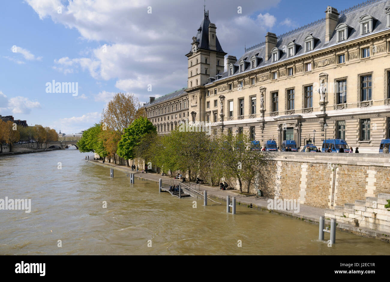 Frankreich, Paris. Palais de Justice de Paris-Polizeiwache auf der Seine Stockfoto