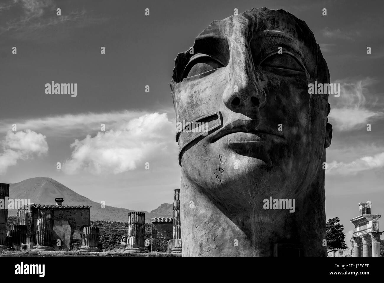 Mitoraj in Pompeji. Hervorragende Darstellung von Bronze Werke bleiben bis zu 1° Mai in den Bereichen der Ruinen der antiken römischen Stadt. Stockfoto