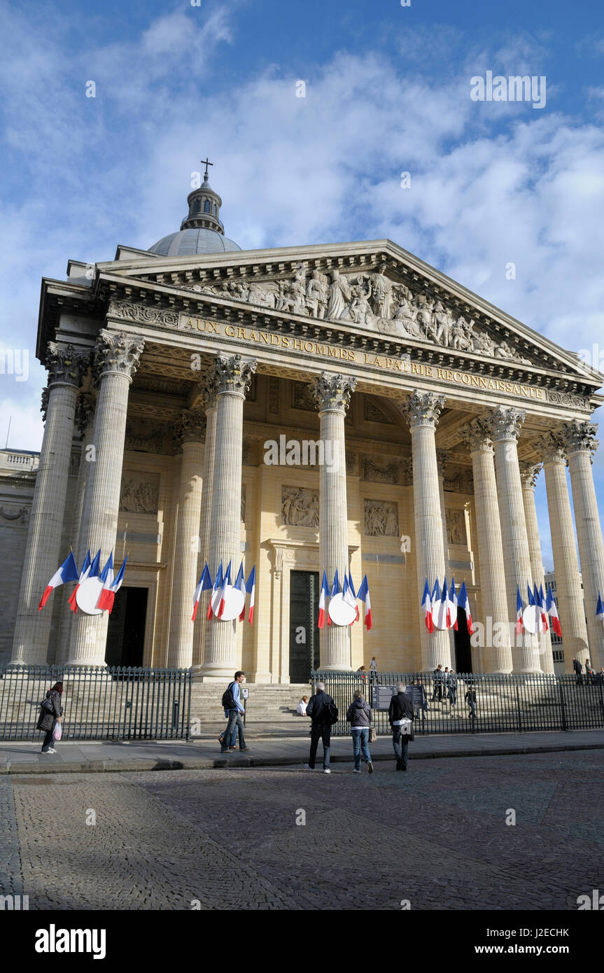 Frankreich, Paris. Fassade des Pantheon mit französischen Fahnen (nur zur redaktionellen Nutzung) Stockfoto