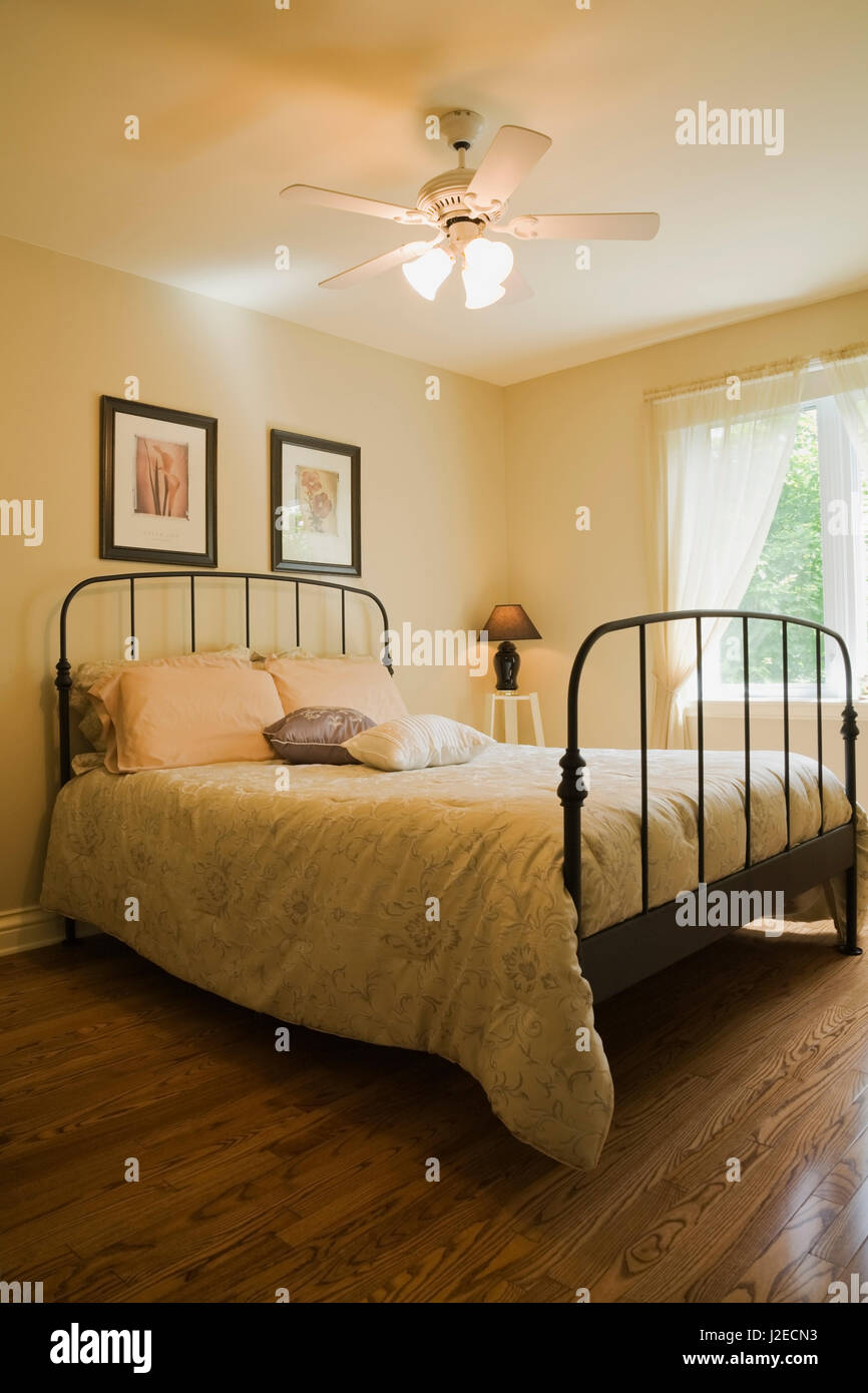 Antikes Bett im Gästezimmer im Landhausstil Wohnhaus Stockfoto