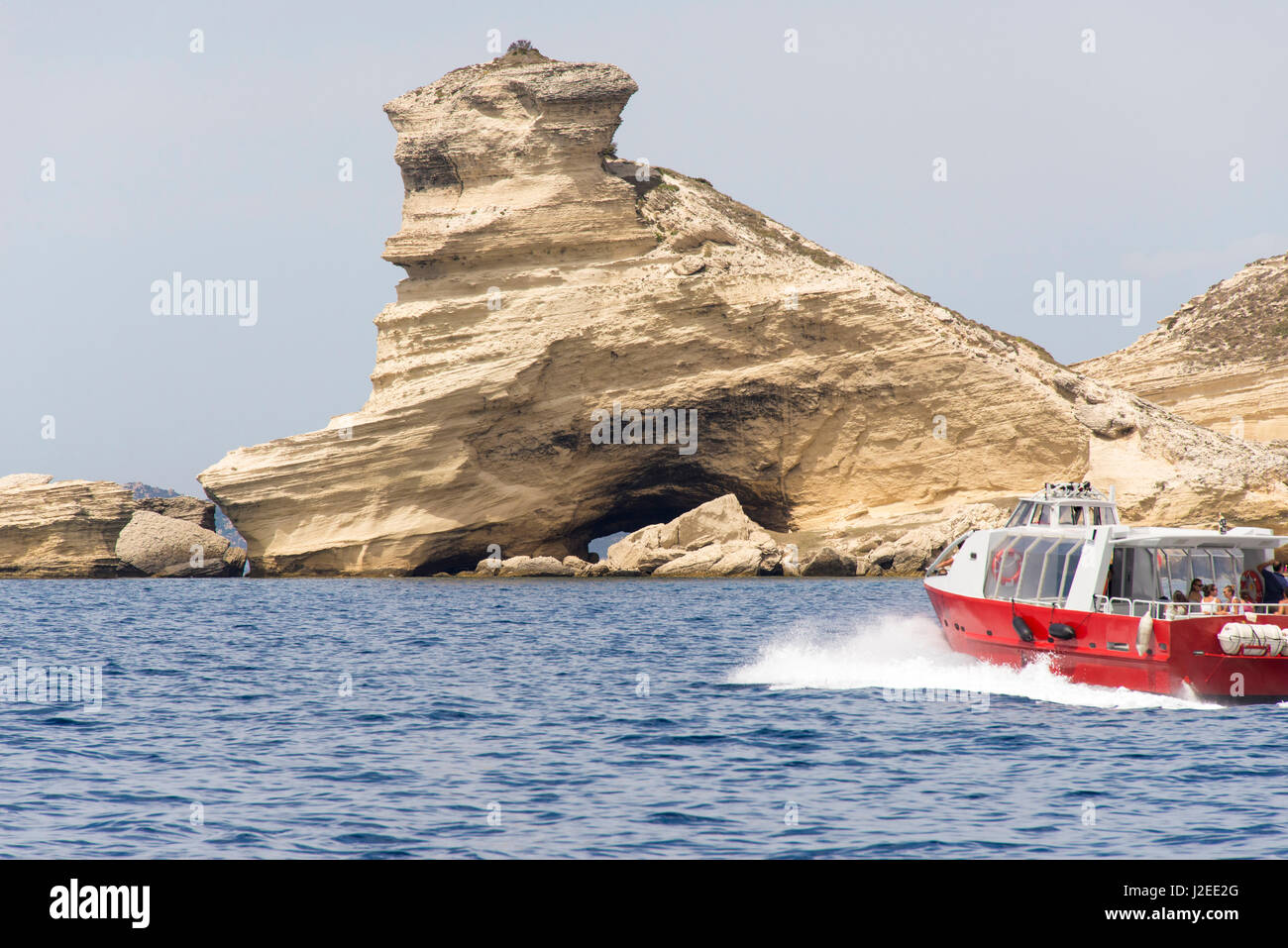 Europa, Frankreich, Korsika, Bonifacio. Dramatischen Kalksteinformationen. Tag Tourenboot geht Stockfoto