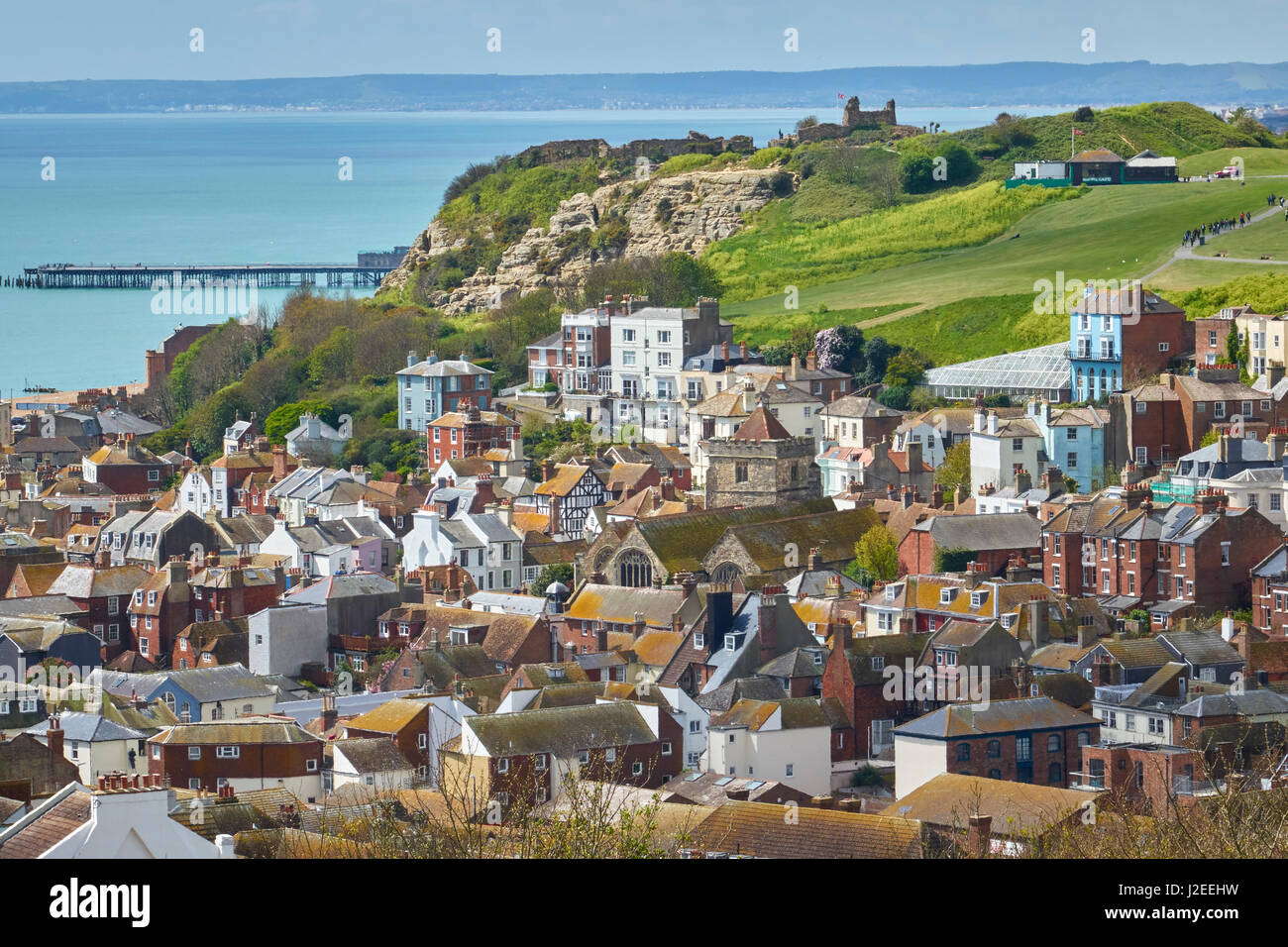 Blick über Hastings Altstadt von Osthügel auf die Burg auf dem Burgberg, Sussex, England, UK, GB Stockfoto