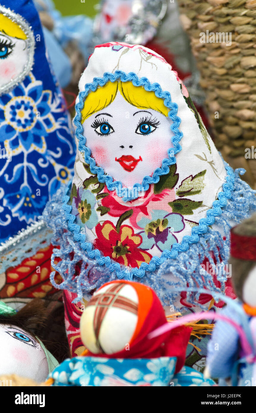 Handel auf dem Markt, das traditionelle Puppe Amulett. Selektiven Fokus. Stockfoto