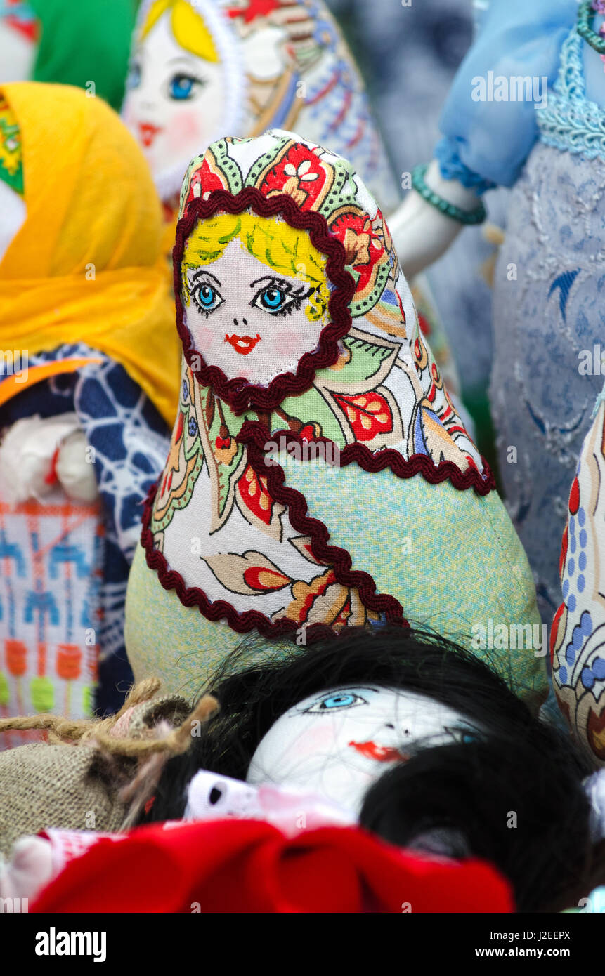 Handel auf dem Markt, das traditionelle Puppe Amulett in Form von Puppen. Selektiven Fokus. Stockfoto