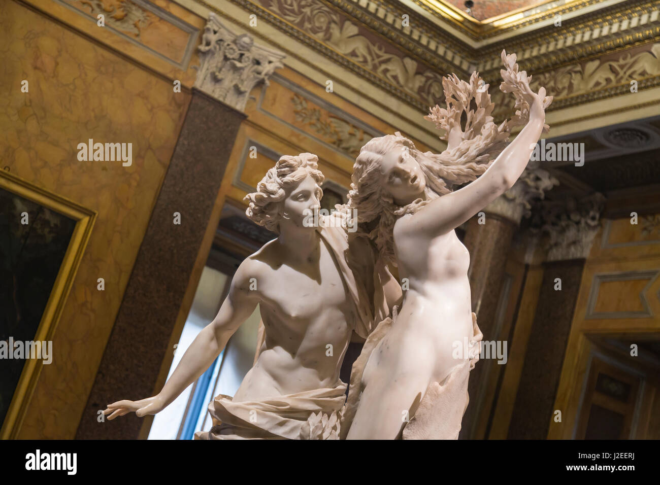Italien, Rom. Skulptur von Apollo und Daphne, Darstellung den Höhepunkt ihrer Geschichte in Ovids Metamorphosen. Die Skulptur wurde von Gian Lorenzo Bernini in der Galleria Borghese erstellt. (Nur zur redaktionellen Verwendung) Stockfoto