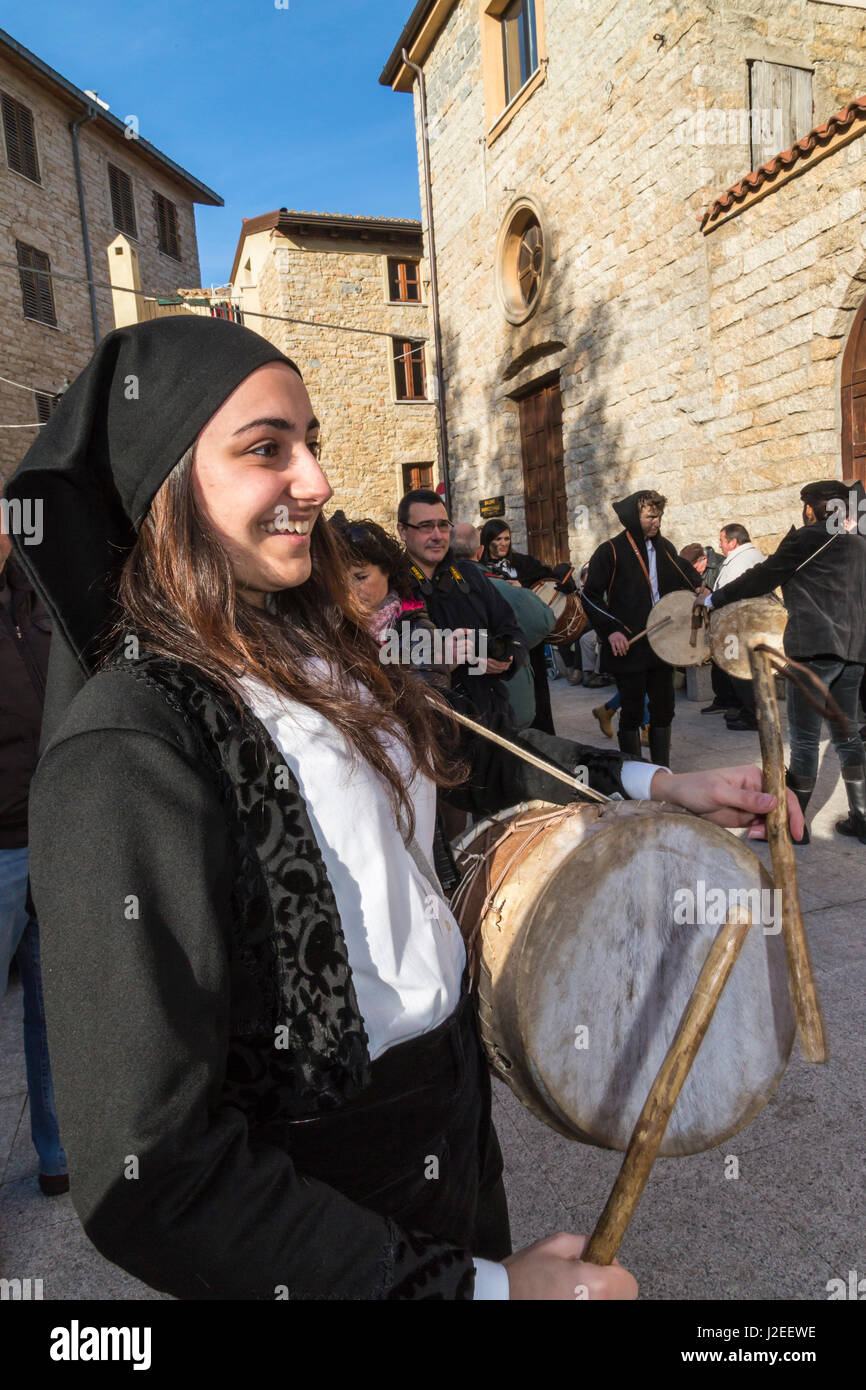Italien, Sardinien, Gavoi. Frau in schwarz gekleidet und eine Trommel, Teil einer traditionellen heidnischen Feier zu spielen. Stockfoto