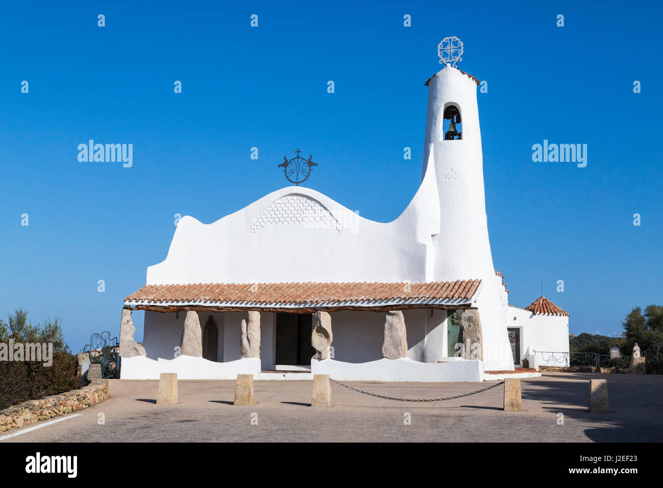 Italien, Sardinien, Costa Smeralda. Der Stella-Maris-Kirche mit blauem Himmel dahinter. Stockfoto
