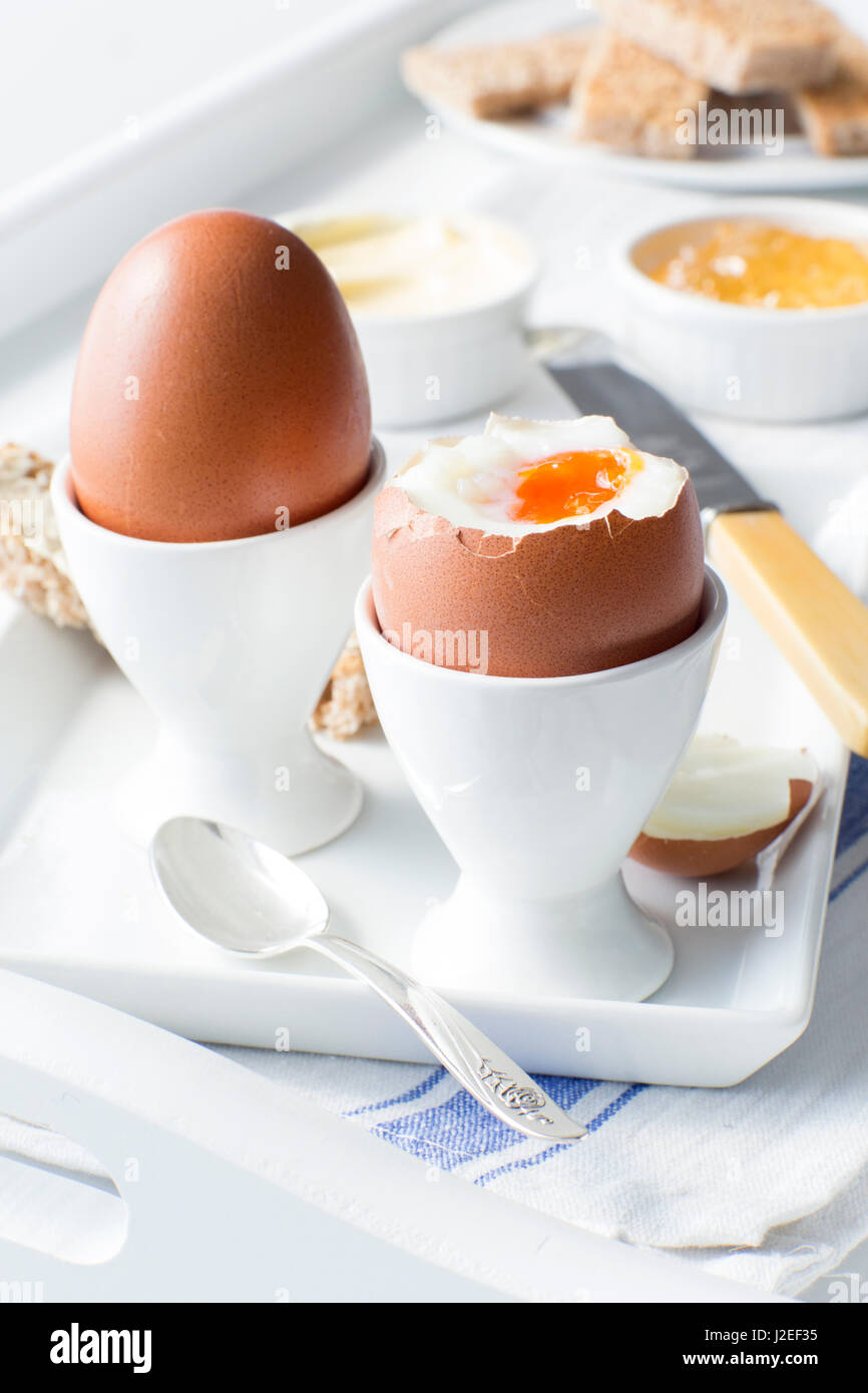 Gekochtes Ei mit Toast und Marmelade Stockfoto