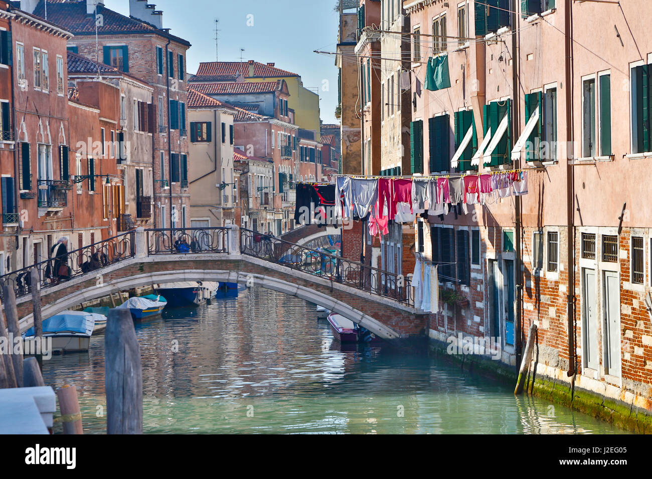 Arbeiten Sie Boote und Brücke entlang den Kanälen von Venedig, Italien Stockfoto
