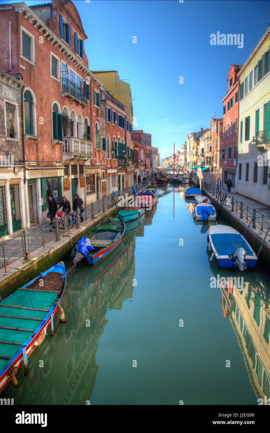 Arbeitsboote entlang den Kanälen von Venedig, Italien Stockfoto