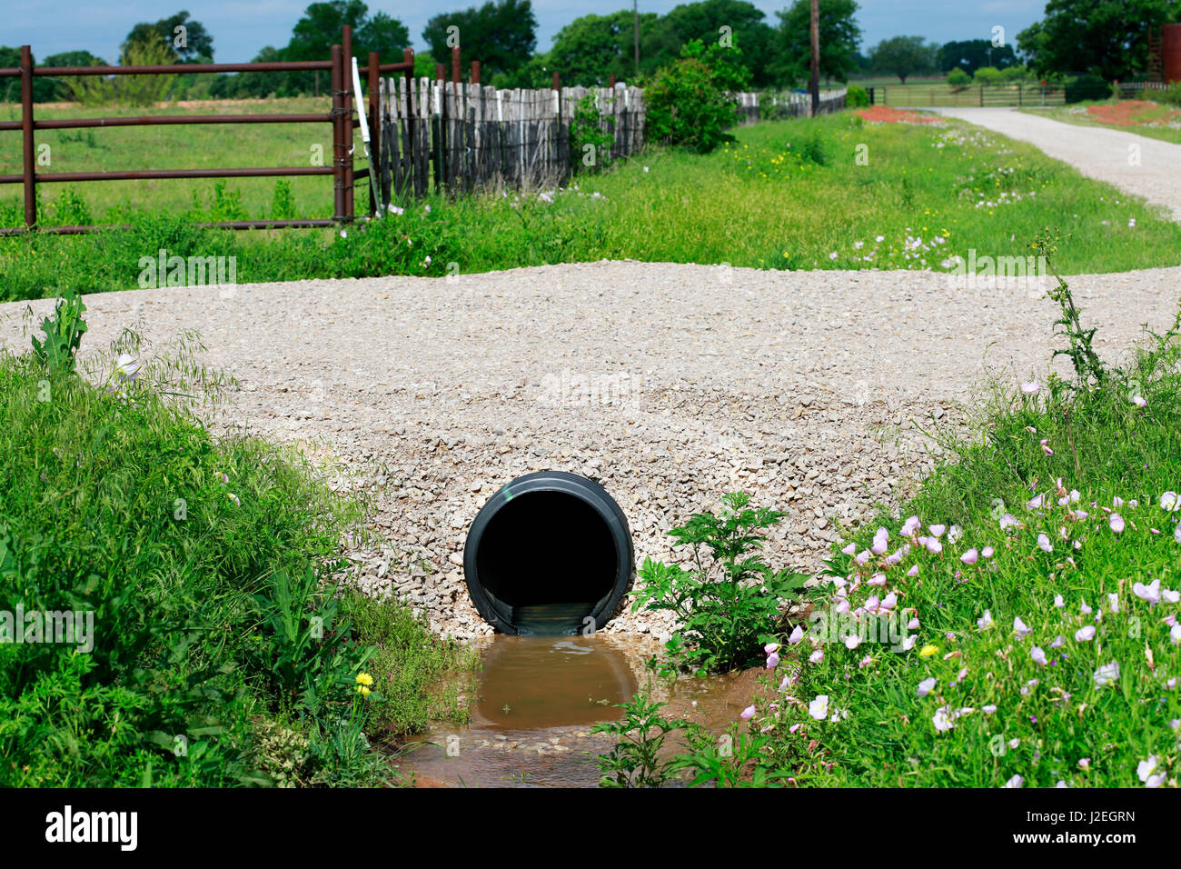  Speichern Download Vorschau Drainagerohr: Dükers unter kleinen Landstraße Seite Kies Stockfoto