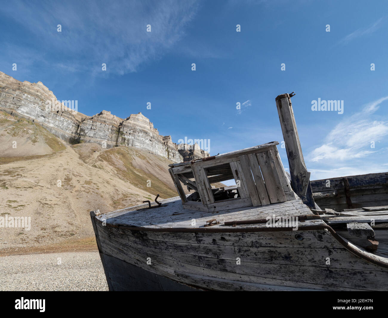 Nordpolarmeer, Norwegen, Svalbard. Zerstörten Boot am Ufer. Kredit als: Bill Young / Jaynes Galerie / DanitaDelimont.com Stockfoto