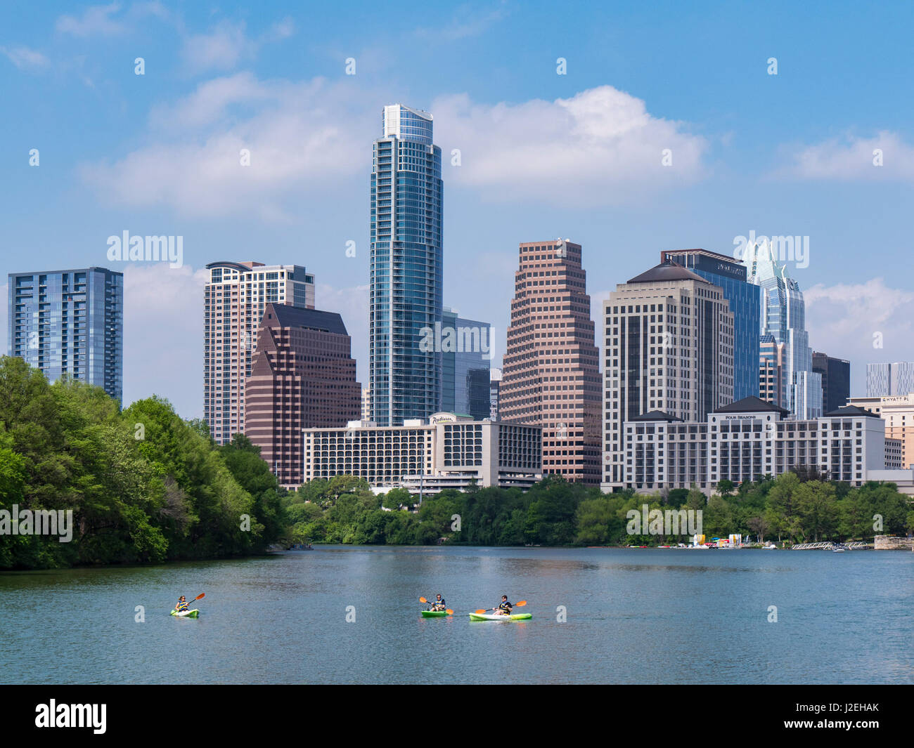 Skyline und Kajaks aus dem Boardwalk-Pfad bei Lady Bird Lake, Austin, Texas. Stockfoto