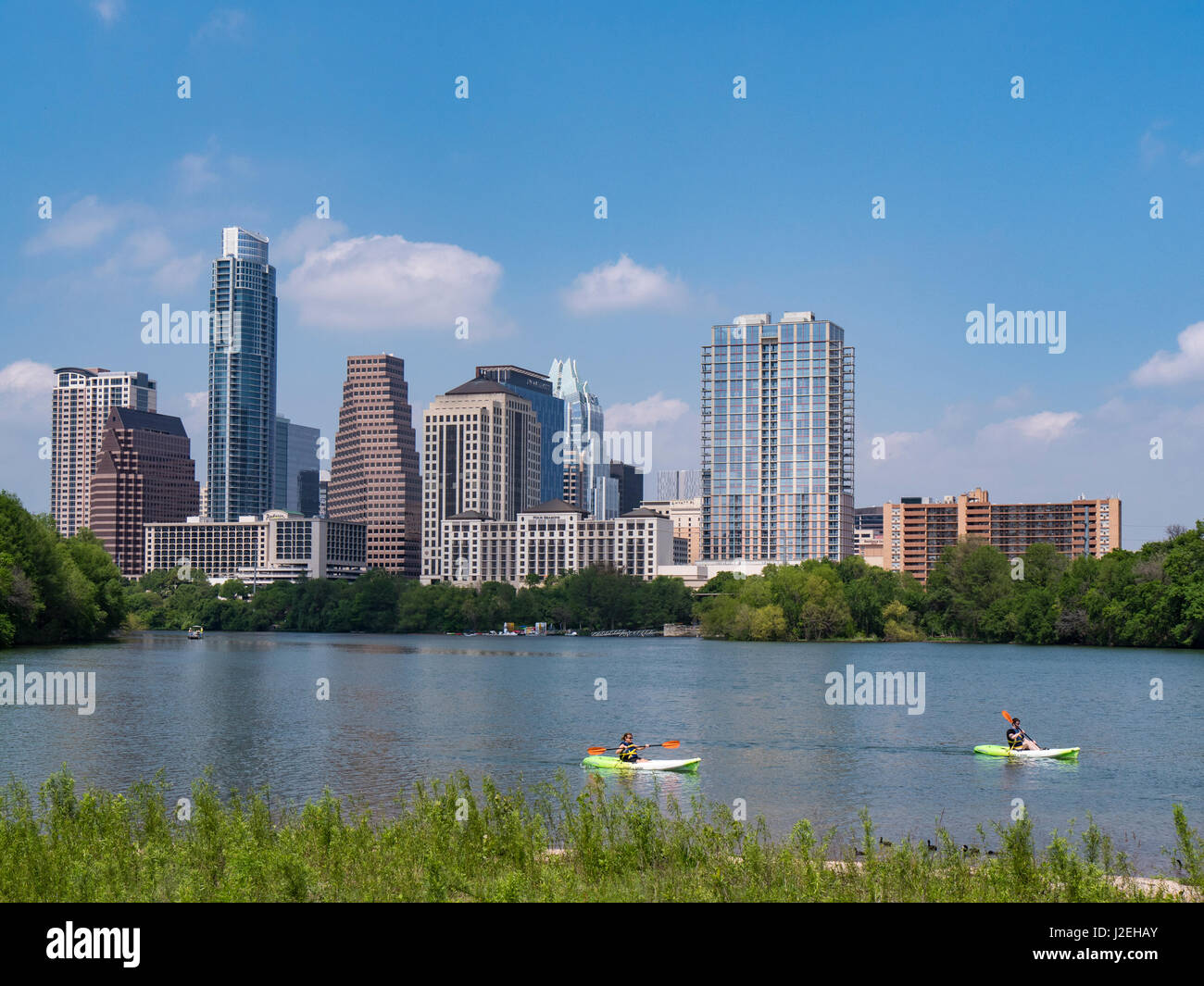 Skyline und Kajaks aus dem Boardwalk-Pfad bei Lady Bird Lake, Austin, Texas. Stockfoto