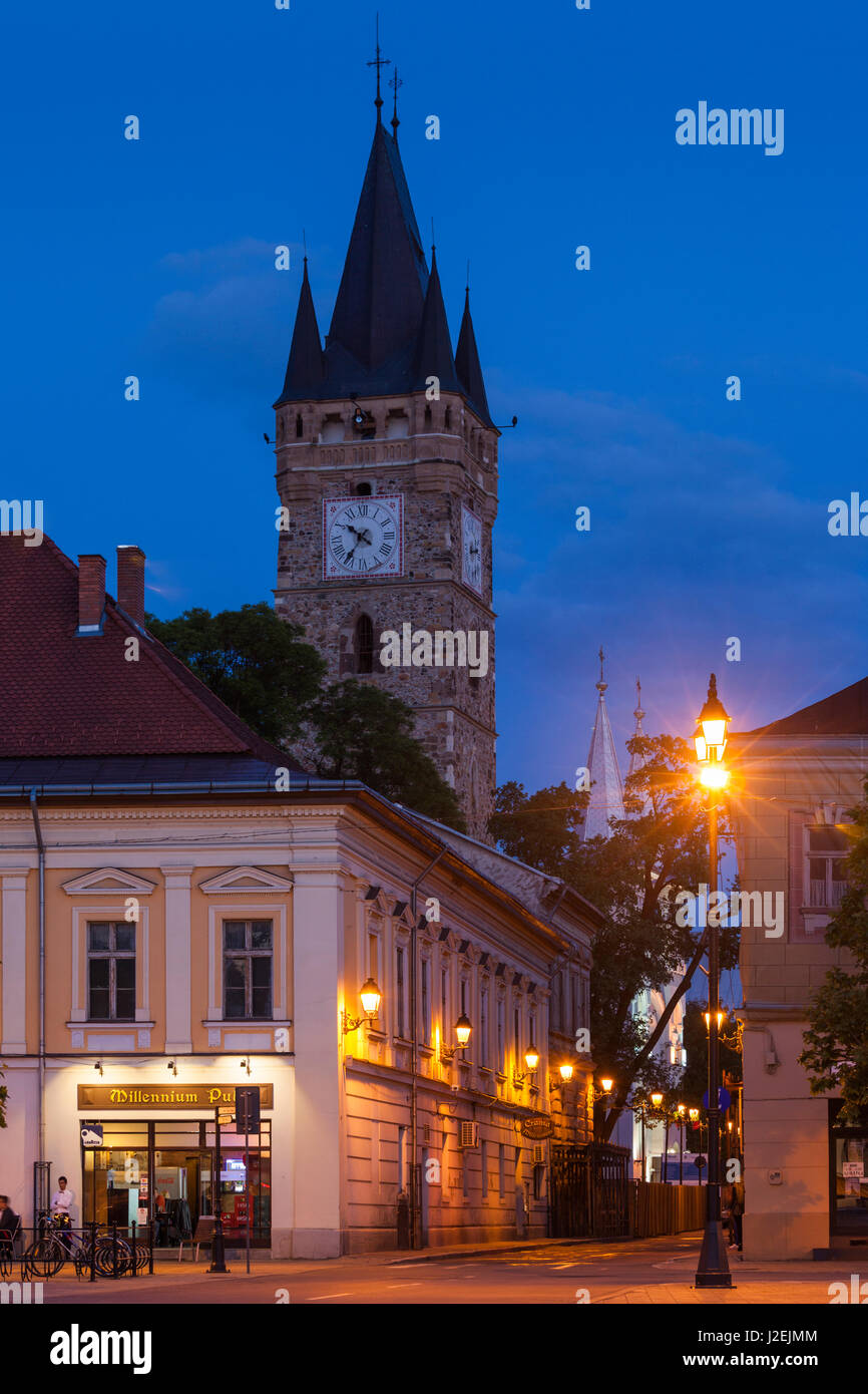 Maramures Region, Baia Mare, Rumänien, Kirchturm von St. Stephan Turm und Gebäuden am Piata Libertatii Square, Dämmerung Stockfoto