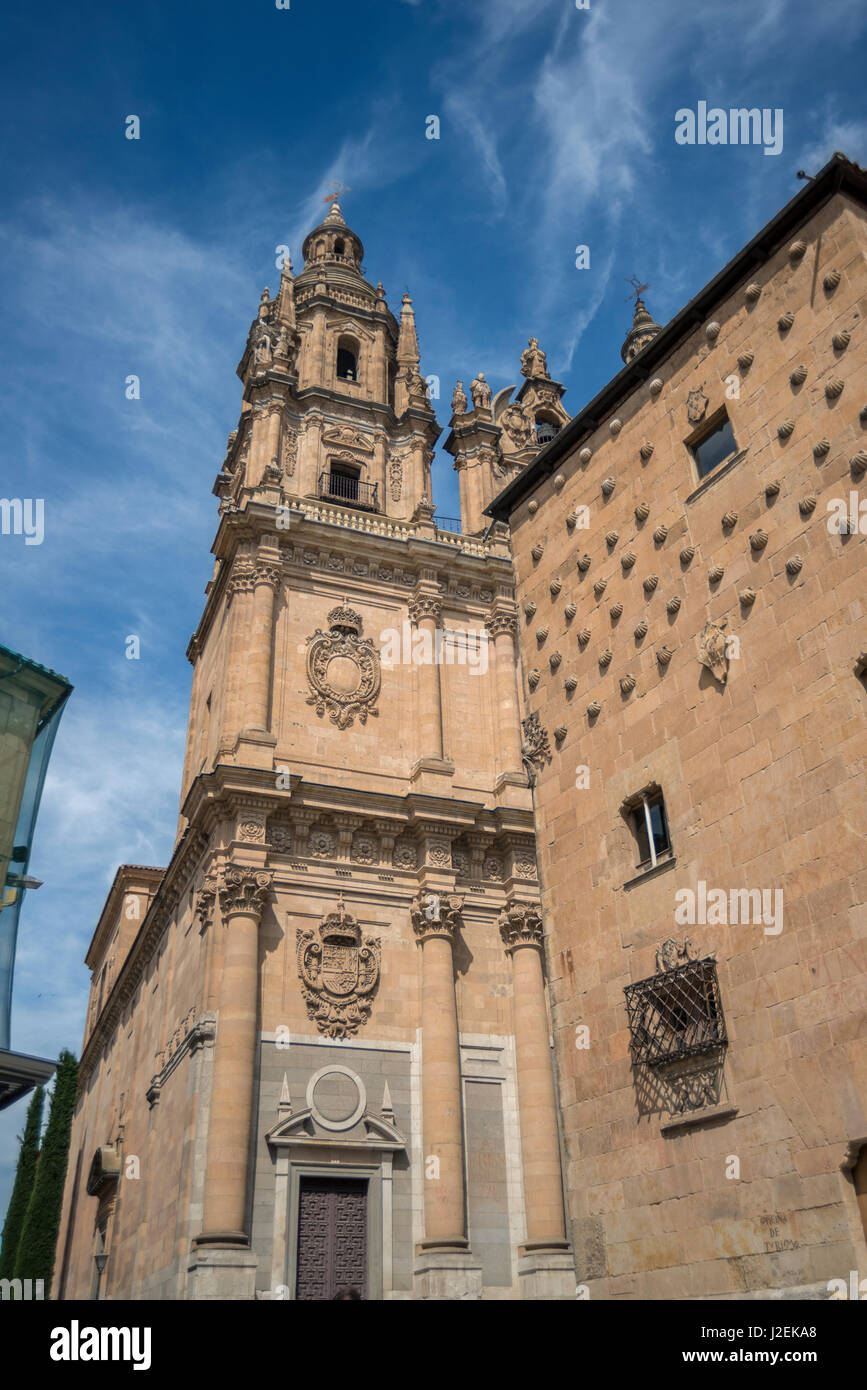 Spanien, Salamanca, Klerus, Päpstlichen Universität von Salamanca und Haus der Muscheln außen (großformatige Größen erhältlich) Stockfoto