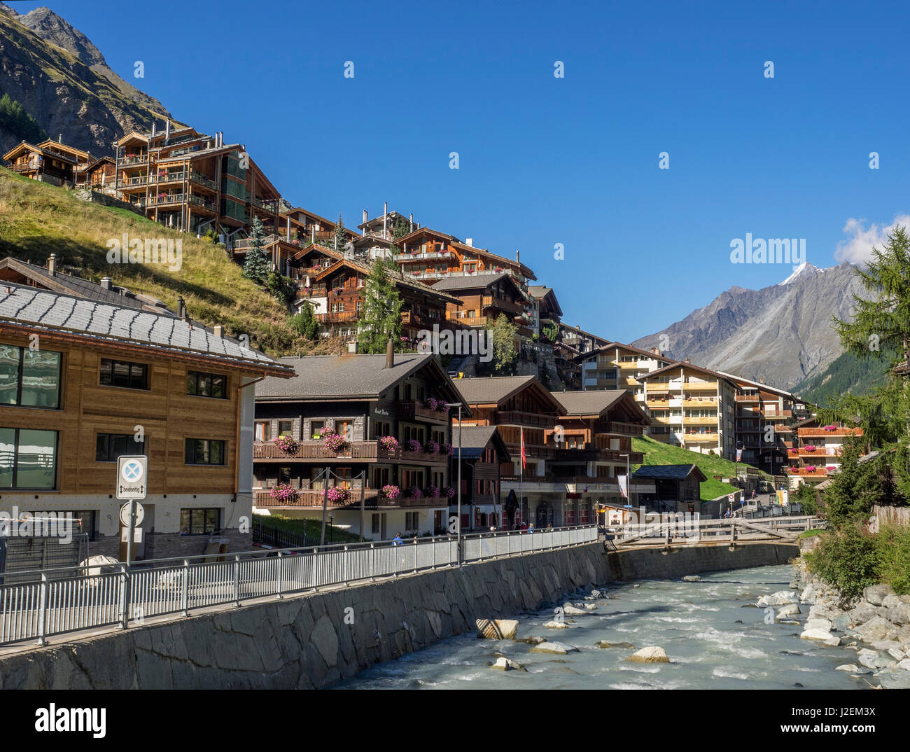 Schweiz, Zermatt, Vispa Fluss und Wohn arrea Stockfoto