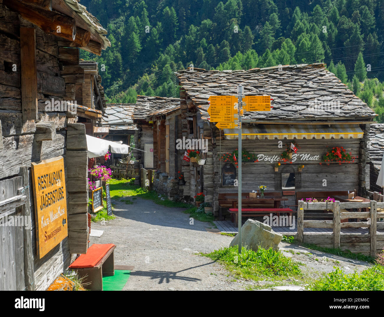 Schweiz, Zermatt, Zmutt, Dorfzentrum mit restaurants Stockfoto