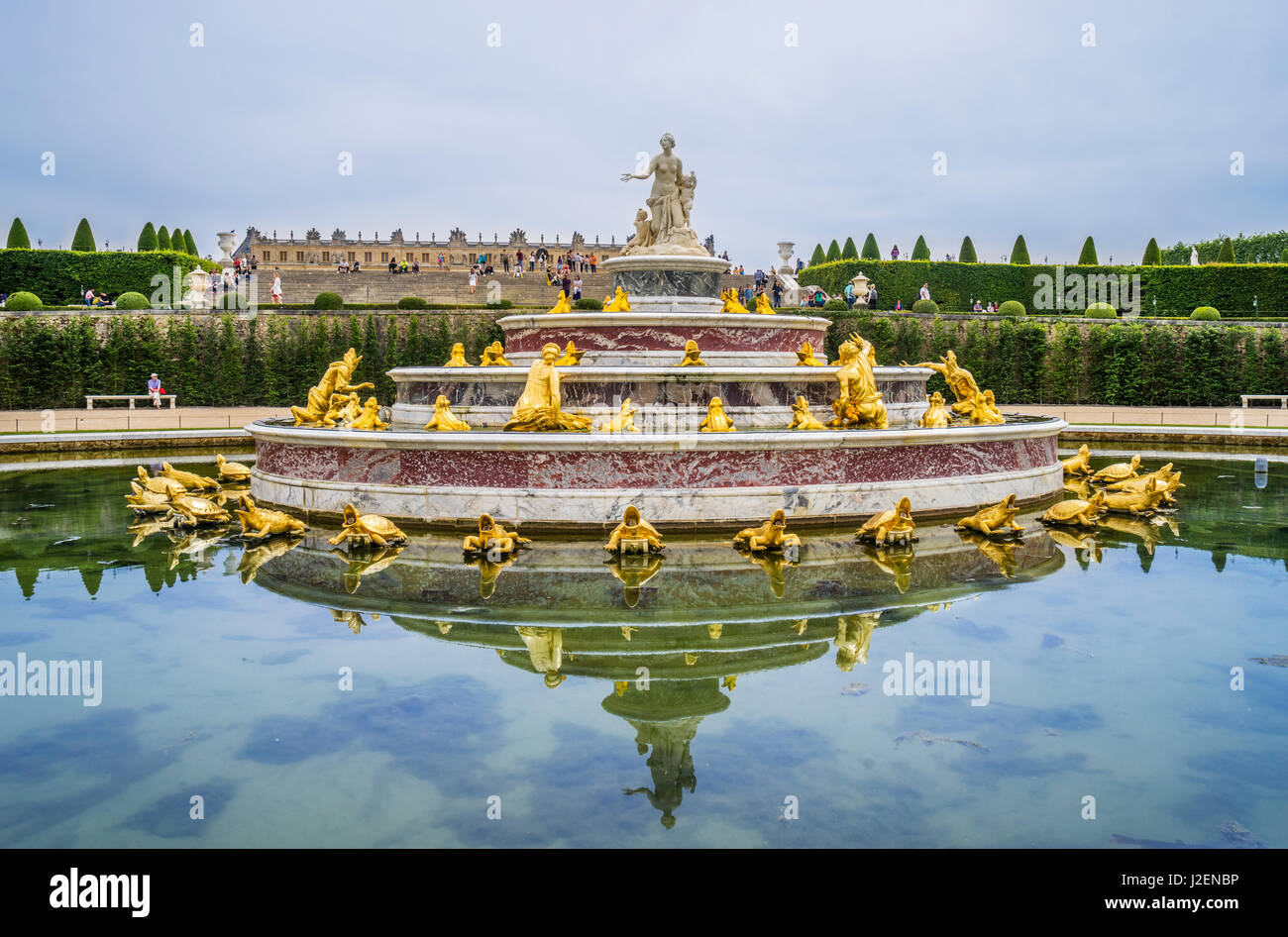Frankreich, Ile-de-France, Schloss von Versailles, Zuckerbäckerstil Latona-Brunnen in den Gärten von Versailles Stockfoto