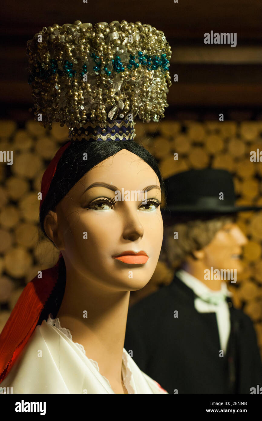 Deutschland, Baden-Wurttemburg, Schwarzwald, Haslach Im Kinzigtal, Schwarzwald Tracht Museum, Beispiel der traditionellen Bollenhut ball Hut, getragen von regionalen Frauen Stockfoto