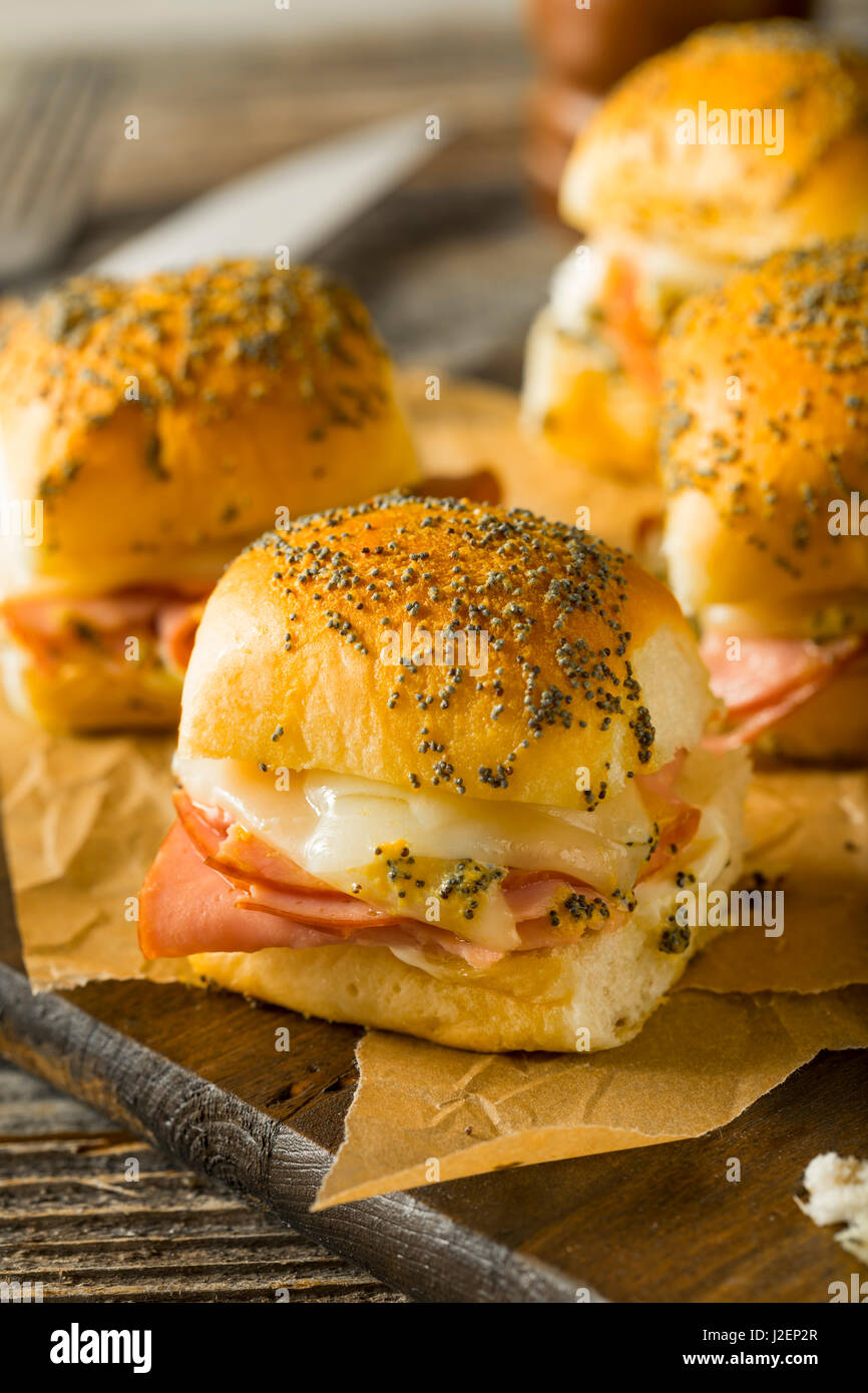 Hawaiian Schinken und Käse-Brötchen mit Mayo und Mohn Stockfoto