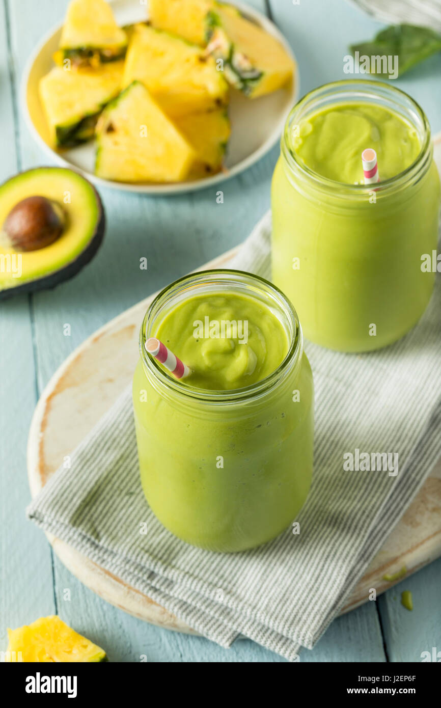 Gesunde hausgemachte Avocado Smoothie mit Spinat Ananas und Joghurt Stockfoto