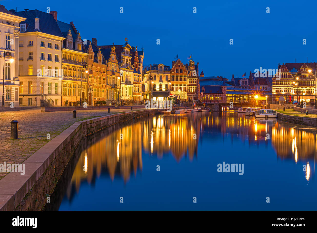 Der historischen Stadt Gent während der Dämmerung mit seiner mittelalterlichen Architektur und Gilde-Häusern und dem Fluss Leie, Belgien Stockfoto