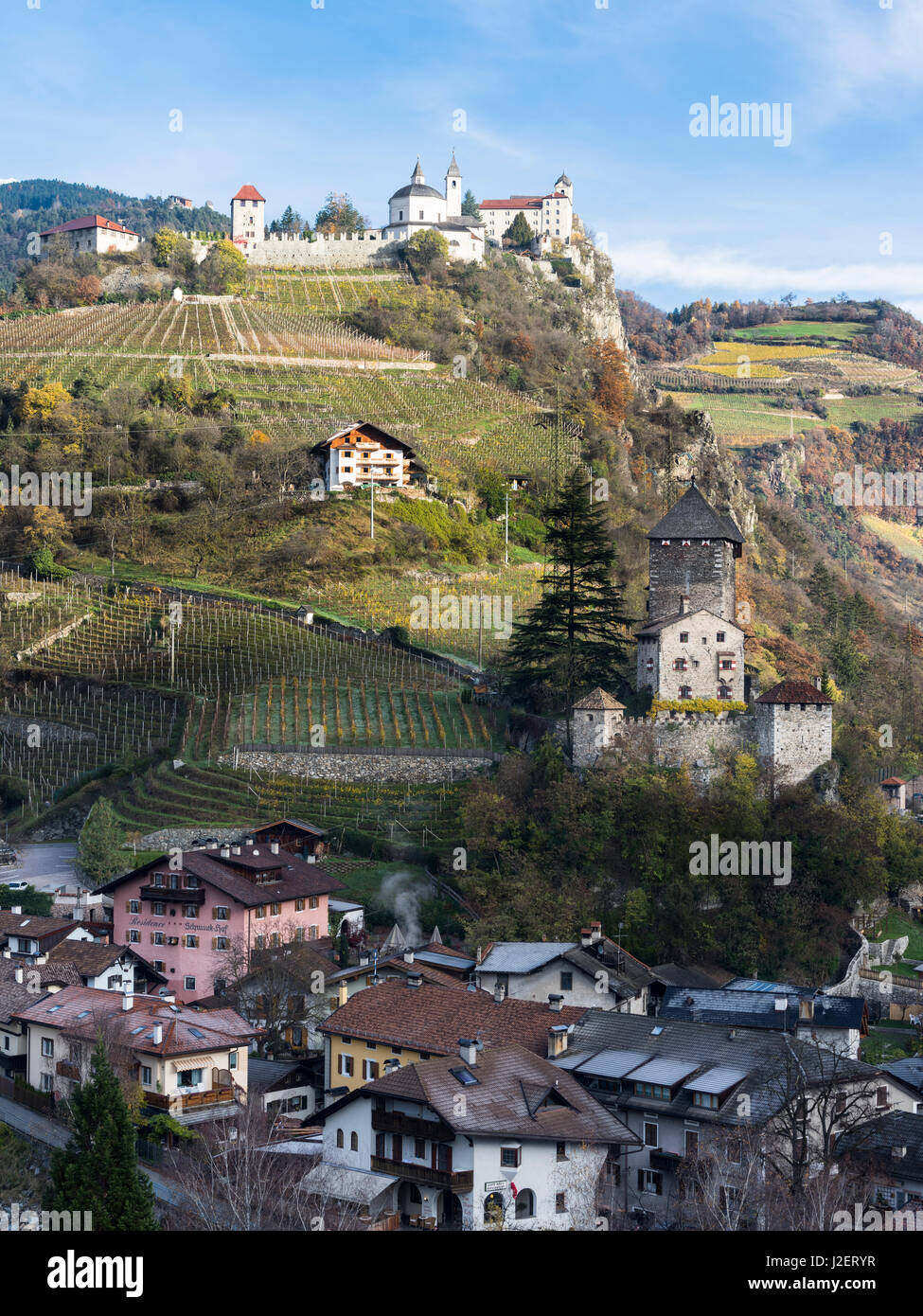 Kloster Säben und Abtei (Monastero di Sabiona) in der Nähe von Klausen (Chiusa) im Tal Eisacktal (Valle Isarco) im Herbst. Mitteleuropa, Italien, Südtirol, Alto Adige (großformatige Größen erhältlich) Stockfoto