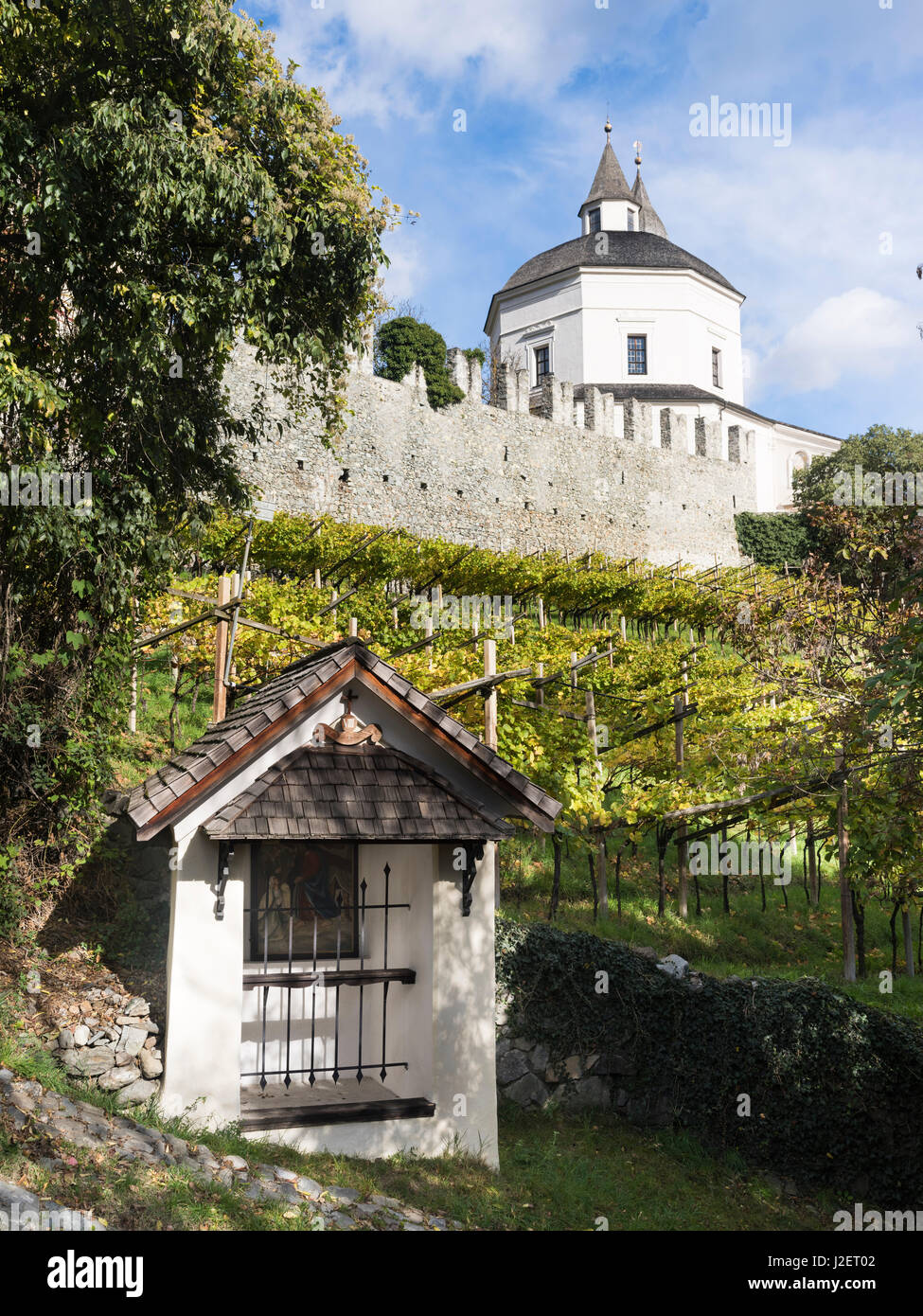 Kloster Säben und Abtei (Monastero di Sabiona) in der Nähe von Klausen (Chiusa) im Tal Eisacktal (Valle Isarco) im Herbst. Mitteleuropa, Italien, Südtirol, Alto Adige (großformatige Größen erhältlich) Stockfoto