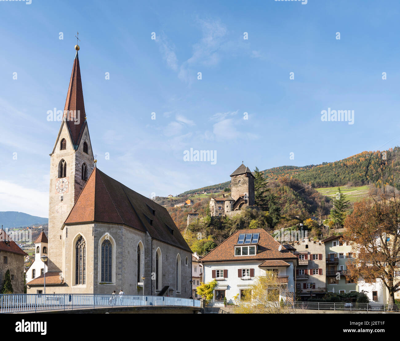 Klausen (Chiusa), die Altstadt und die Hallenkirche im Eisacktal im Herbst. Hintergrund-Burg Branzoll. Mitteleuropa, Südtirol, Italien (großformatige Größen erhältlich) Stockfoto