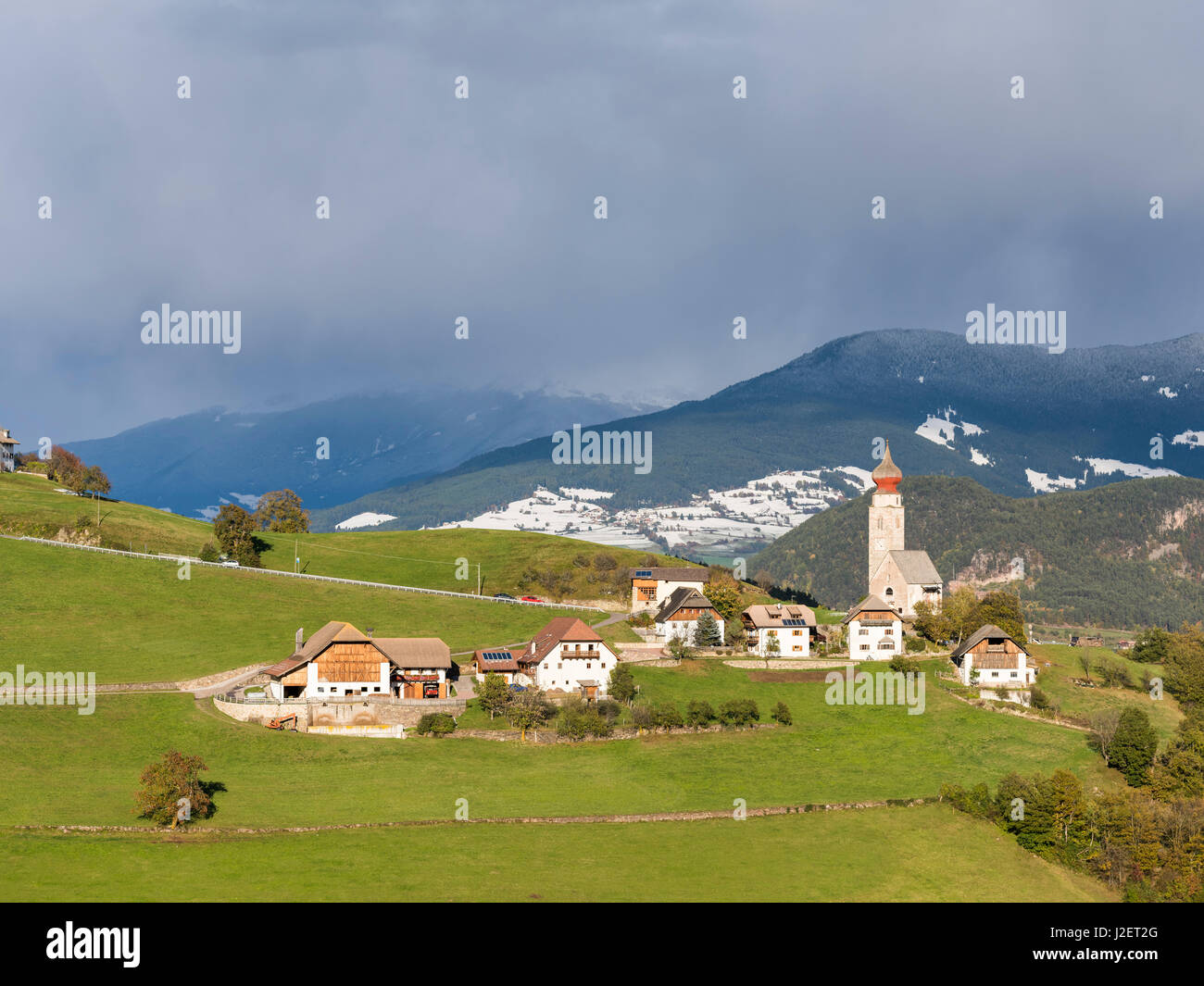 Das Dorf von Mittelberg (Monte di Mezzo) auf Mt. Ritten (Renon) in der Nähe von Bozen (Bolzano). Mitteleuropa, Südtirol, Italien (großformatige Größen erhältlich) Stockfoto