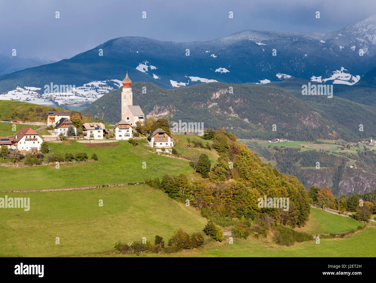 Das Dorf von Mittelberg (Monte di Mezzo) auf Mt. Ritten (Renon) in der Nähe von Bozen (Bolzano). Mitteleuropa, Südtirol, Italien (großformatige Größen erhältlich) Stockfoto