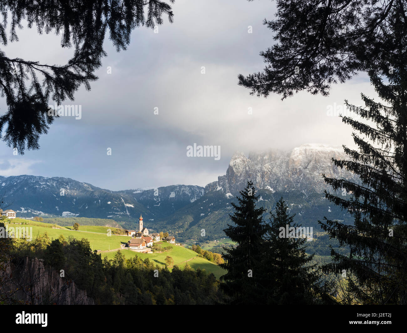 Das Dorf von Mittelberg (Monte di Mezzo) auf Mt. Ritten (Renon) in der Nähe von Bozen (Bolzano). Mount Schlern (Schlern) im Hintergrund. Mitteleuropa, Südtirol, Italien (großformatige Größen erhältlich) Stockfoto