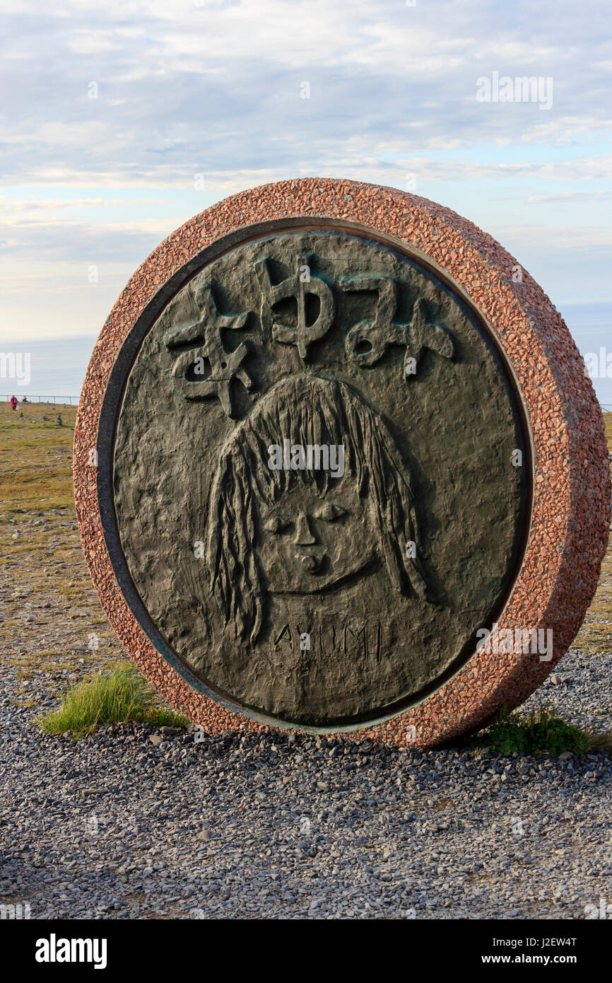 Kinder der Erde. Bronzeguss im Halbkreis. Gezeichnet von sieben Kindern aus verschiedenen Orten in der Welt. Nordkap. Honningsvag. Stockfoto